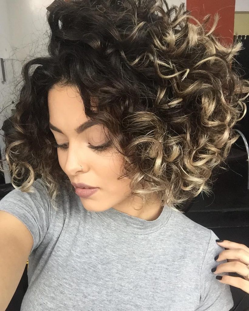 CORTE DE CABELO CACHEADO EM CAMADAS 2019 → 19 FOTOS